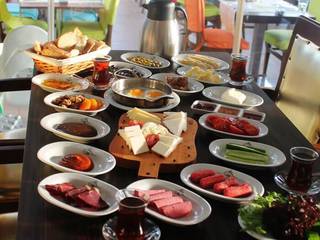 Yeniköy F. Erdilli Gourmet Slow Food'da Boğaz Manzarası Eşliğinde Zengin Serpme Kahvaltı Keyfi